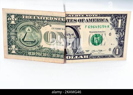 Teil der Vorder- und Rückseite von 1 Dollar eine amerikanische Dollar-Geldscheinrechnung halb und halb isoliert auf weißem Hintergrund, Geldhintergrund exc Stockfoto