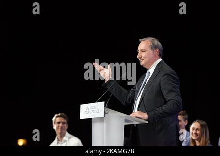 Jean-Luc Moudenc, Bürgermeister von Toulouse, spricht vor François Fillon. François Fillon, ehemaliger Premierminister unter Sarkozys Präsidentschaft, war in Toulouse am Zenith, um vor der französischen Präsidentschaftswahl 1. eines seiner letzten Treffen abzuhalten. Er ist der Kandidat der konservativen Partei 'Les Républicains' nach einem Primary. Toulouse. Frankreich. April 13. 2017. (Foto von Alain Pitton/NurPhoto) *** Bitte nutzen Sie die Gutschrift aus dem Kreditfeld *** Stockfoto