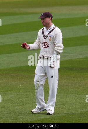 Surreys Gareth Batty während der Specsavers County Championship - Diviision ein Spiel zwischen Surrey CCC und Lancashire CCC im Kia Oval, London am 14. April 2017 (Foto von Kieran Galvin/NurPhoto) *** Bitte nutzen Sie die Gutschrift aus dem Kreditfeld *** Stockfoto