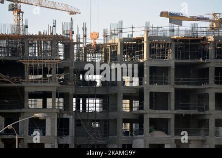 Giza, Ägypten, Oktober 16 2022: Eine Baustelle des neuen Aufstiegs der neuen hohen Wohnbaustadt in Ägypten mit Krantürmen und Maschinen, die ich Stockfoto