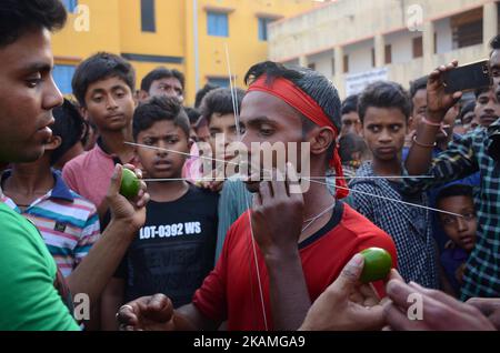 Indischer hinduistischer Anhänger, der am Freitag, dem 14.. April 2017, während des Gajan-Festivals im Bezirk Burdwan in Westbengalen, Indien, mit eisernem Stab durchbohrt wurde.Gajan ist ein Hindu-Fest, das hauptsächlich im indischen Bundesstaat Westbengalen gefeiert wird. Es ist mit Gottheiten wie Shiva, Neel und Dharmathakur verbunden. Gajan erstreckt sich über eine Woche, beginnend mit der letzten Woche von Chaitro, die bis zum Ende des bengalischen Jahres andauert. Es endet mit Charak Puja. Die Teilnehmer dieses Festivals sind als Sannyasi oder Bhokta bekannt. Das zentrale Thema dieses Festivals ist die Befriedigung durch Hingabe und Opfer. (Foto von Sonali Pal Cha Stockfoto