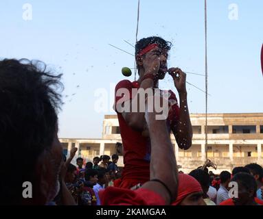 Indische hinduistische Anhänger, die am Freitag, den 14.. April 2017, während des Gajan-Festivals im Bezirk Burdwan in Westbengalen, Indien, mit Eisenstab durchbohrt wurden.Gajan ist ein Hindu-Fest, das hauptsächlich im indischen Bundesstaat Westbengalen gefeiert wird. Es ist mit Gottheiten wie Shiva, Neel und Dharmathakur verbunden. Gajan erstreckt sich über eine Woche, beginnend mit der letzten Woche von Chaitro, die bis zum Ende des bengalischen Jahres andauert. Es endet mit Charak Puja. Die Teilnehmer dieses Festivals sind als Sannyasi oder Bhokta bekannt. Das zentrale Thema dieses Festivals ist die Befriedigung durch Hingabe und Opfer. (Foto von Sonali Pal C Stockfoto