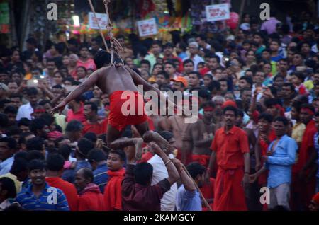 Indische hinduistische Anhänger, die während des Gajan-Festivals im Bezirk Burdwan in Westbengalen, Indien, am Freitag, dem 14.. April 2017, am Seil mit Eisenhaken gehängt wurden.Gajan ist ein hinduistisches Fest, das vor allem im indischen Bundesstaat Westbengalen gefeiert wird. Es ist mit Gottheiten wie Shiva, Neel und Dharmathakur verbunden. Gajan erstreckt sich über eine Woche, beginnend mit der letzten Woche von Chaitro, die bis zum Ende des bengalischen Jahres andauert. Es endet mit Charak Puja. Die Teilnehmer dieses Festivals sind als Sannyasi oder Bhokta bekannt. Das zentrale Thema dieses Festivals ist die Befriedigung durch Hingabe und Opfer. (Foto von so Stockfoto