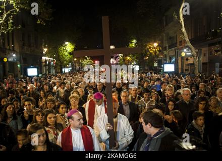 Gläubige während der Via Crucis, oder Camino de la Cruz, in Buenos Aires, Argentinien am 14. April 2017. Die Karwoche erinnert an die letzte Woche des irdischen Lebens Jesu Christi, die in seiner Kreuzigung am Karfreitag und seiner Auferstehung am Ostersonntag ihren Höhepunkt findet. (Foto von Gabriel Sotelo/NurPhoto) *** Bitte nutzen Sie die Gutschrift aus dem Kreditfeld *** Stockfoto