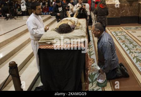 Gläubige während der Via Crucis, oder Camino de la Cruz, in Buenos Aires, Argentinien am 14. April 2017. Die Karwoche erinnert an die letzte Woche des irdischen Lebens Jesu Christi, die in seiner Kreuzigung am Karfreitag und seiner Auferstehung am Ostersonntag ihren Höhepunkt findet. (Foto von Gabriel Sotelo/NurPhoto) *** Bitte nutzen Sie die Gutschrift aus dem Kreditfeld *** Stockfoto