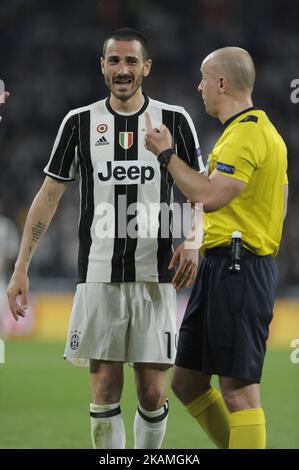 Leonardo Bonucci von Juventus und Szymon Marciniak Schiedsrichter während des UEFA Champions League 2016-2017-Spiels zwischen FC Juventus und FC Barcelona am 14. März 2017 in Turin, Italien. (Foto von Omar Bai/NurPhoto) (Foto von Omar Bai/NurPhoto) *** Bitte nutzen Sie die Gutschrift aus dem Kreditfeld *** Stockfoto