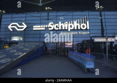 Verschiedene Bilder während eines nebligen Tages im Flughafenterminal, an den Toren, außerhalb des Terminals und auf dem Vorfeld mit verschiedenen Flugzeugen und Fluggesellschaften im internationalen Flughafen Amsterdam, Schiphol. Schiphol ist mit 63,6 Millionen Passagieren pro Jahr der größte Flughafen der Niederlande und einer der wichtigsten in Europa. (Foto von Nicolas Economou/NurPhoto) *** Bitte nutzen Sie die Gutschrift aus dem Kreditfeld *** Stockfoto