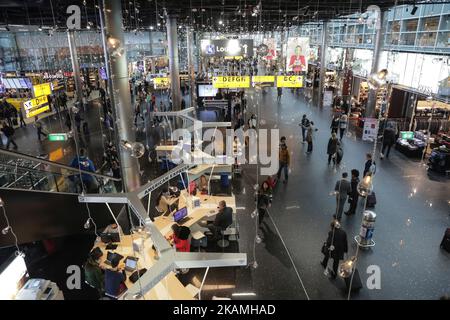 Verschiedene Bilder während eines nebligen Tages im Flughafenterminal, an den Toren, außerhalb des Terminals und auf dem Vorfeld mit verschiedenen Flugzeugen und Fluggesellschaften im internationalen Flughafen Amsterdam, Schiphol. Schiphol ist mit 63,6 Millionen Passagieren pro Jahr der größte Flughafen der Niederlande und einer der wichtigsten in Europa. (Foto von Nicolas Economou/NurPhoto) *** Bitte nutzen Sie die Gutschrift aus dem Kreditfeld *** Stockfoto