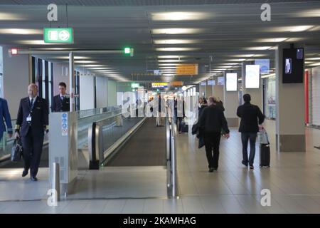 Verschiedene Bilder während eines nebligen Tages im Flughafenterminal, an den Toren, außerhalb des Terminals und auf dem Vorfeld mit verschiedenen Flugzeugen und Fluggesellschaften im internationalen Flughafen Amsterdam, Schiphol. Schiphol ist mit 63,6 Millionen Passagieren pro Jahr der größte Flughafen der Niederlande und einer der wichtigsten in Europa. (Foto von Nicolas Economou/NurPhoto) *** Bitte nutzen Sie die Gutschrift aus dem Kreditfeld *** Stockfoto