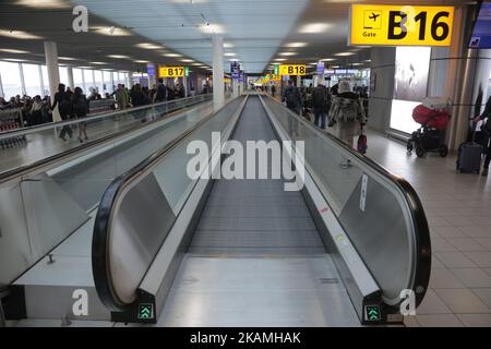 Verschiedene Bilder während eines nebligen Tages im Flughafenterminal, an den Toren, außerhalb des Terminals und auf dem Vorfeld mit verschiedenen Flugzeugen und Fluggesellschaften im internationalen Flughafen Amsterdam, Schiphol. Schiphol ist mit 63,6 Millionen Passagieren pro Jahr der größte Flughafen der Niederlande und einer der wichtigsten in Europa. (Foto von Nicolas Economou/NurPhoto) *** Bitte nutzen Sie die Gutschrift aus dem Kreditfeld *** Stockfoto