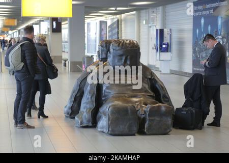 Verschiedene Bilder während eines nebligen Tages im Flughafenterminal, an den Toren, außerhalb des Terminals und auf dem Vorfeld mit verschiedenen Flugzeugen und Fluggesellschaften im internationalen Flughafen Amsterdam, Schiphol. Schiphol ist mit 63,6 Millionen Passagieren pro Jahr der größte Flughafen der Niederlande und einer der wichtigsten in Europa. (Foto von Nicolas Economou/NurPhoto) *** Bitte nutzen Sie die Gutschrift aus dem Kreditfeld *** Stockfoto