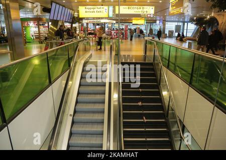 Verschiedene Bilder während eines nebligen Tages im Flughafenterminal, an den Toren, außerhalb des Terminals und auf dem Vorfeld mit verschiedenen Flugzeugen und Fluggesellschaften im internationalen Flughafen Amsterdam, Schiphol. Schiphol ist mit 63,6 Millionen Passagieren pro Jahr der größte Flughafen der Niederlande und einer der wichtigsten in Europa. (Foto von Nicolas Economou/NurPhoto) *** Bitte nutzen Sie die Gutschrift aus dem Kreditfeld *** Stockfoto