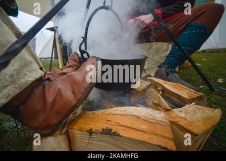 Eine Szene aus der Vorbereitung vor der Reenactment von Rekawka, ein Festival jedes Jahr am Dienstag nach Ostern, auf dem Krakushügel in Krakau gefeiert, ursprünglich in Bezug auf die slawische Tradition des Frühlings Dziady. Am Dienstag, den 18. April 2017, in Krakau, Polen. Foto von Artur Widak *** Bitte nutzen Sie die Gutschrift aus dem Kreditfeld *** Stockfoto