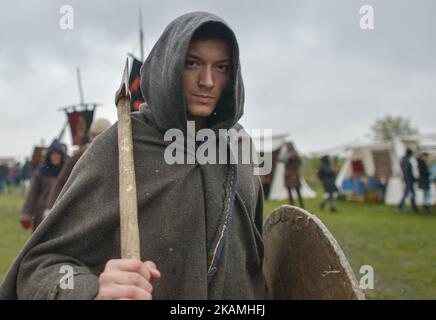 Eine Szene aus der Vorbereitung vor der Reenactment von Rekawka, ein Festival jedes Jahr am Dienstag nach Ostern, auf dem Krakushügel in Krakau gefeiert, ursprünglich in Bezug auf die slawische Tradition des Frühlings Dziady. Am Dienstag, den 18. April 2017, in Krakau, Polen. Foto von Artur Widak *** Bitte nutzen Sie die Gutschrift aus dem Kreditfeld *** Stockfoto