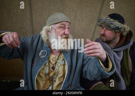 Eine Szene aus der Vorbereitung vor der Reenactment von Rekawka, ein Festival jedes Jahr am Dienstag nach Ostern, auf dem Krakushügel in Krakau gefeiert, ursprünglich in Bezug auf die slawische Tradition des Frühlings Dziady. Am Dienstag, den 18. April 2017, in Krakau, Polen. Foto von Artur Widak *** Bitte nutzen Sie die Gutschrift aus dem Kreditfeld *** Stockfoto