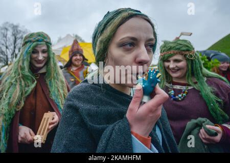Eine Szene aus der Vorbereitung vor der Reenactment von Rekawka, ein Festival jedes Jahr am Dienstag nach Ostern, auf dem Krakushügel in Krakau gefeiert, ursprünglich in Bezug auf die slawische Tradition des Frühlings Dziady. Am Dienstag, den 18. April 2017, in Krakau, Polen. Foto von Artur Widak *** Bitte nutzen Sie die Gutschrift aus dem Kreditfeld *** Stockfoto