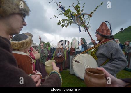 Eine Szene aus der Vorbereitung vor der Reenactment von Rekawka, ein Festival jedes Jahr am Dienstag nach Ostern, auf dem Krakushügel in Krakau gefeiert, ursprünglich in Bezug auf die slawische Tradition des Frühlings Dziady. Am Dienstag, den 18. April 2017, in Krakau, Polen. Foto von Artur Widak *** Bitte nutzen Sie die Gutschrift aus dem Kreditfeld *** Stockfoto