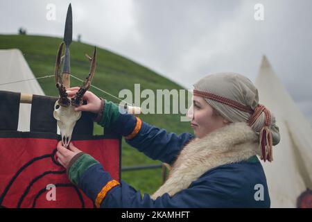 Eine Szene aus der Vorbereitung vor der Reenactment von Rekawka, ein Festival jedes Jahr am Dienstag nach Ostern, auf dem Krakushügel in Krakau gefeiert, ursprünglich in Bezug auf die slawische Tradition des Frühlings Dziady. Am Dienstag, den 18. April 2017, in Krakau, Polen. Foto von Artur Widak *** Bitte nutzen Sie die Gutschrift aus dem Kreditfeld *** Stockfoto