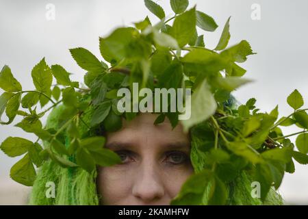 Eine Szene aus der Vorbereitung vor der Reenactment von Rekawka, ein Festival jedes Jahr am Dienstag nach Ostern, auf dem Krakushügel in Krakau gefeiert, ursprünglich in Bezug auf die slawische Tradition des Frühlings Dziady. Am Dienstag, den 18. April 2017, in Krakau, Polen. Foto von Artur Widak *** Bitte nutzen Sie die Gutschrift aus dem Kreditfeld *** Stockfoto