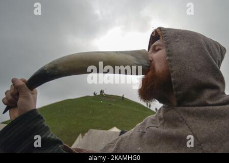 Eine Szene aus der Vorbereitung vor der Reenactment von Rekawka, ein Festival jedes Jahr am Dienstag nach Ostern, auf dem Krakushügel in Krakau gefeiert, ursprünglich in Bezug auf die slawische Tradition des Frühlings Dziady. Am Dienstag, den 18. April 2017, in Krakau, Polen. Foto von Artur Widak *** Bitte nutzen Sie die Gutschrift aus dem Kreditfeld *** Stockfoto