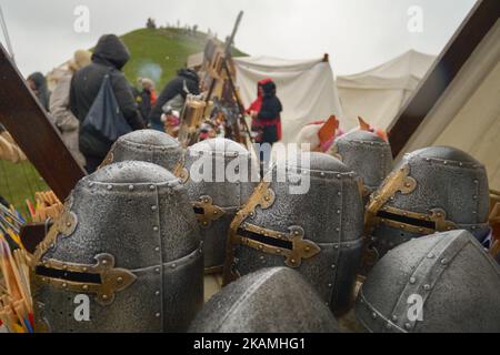 Eine Szene aus der Vorbereitung vor der Reenactment von Rekawka, ein Festival jedes Jahr am Dienstag nach Ostern, auf dem Krakushügel in Krakau gefeiert, ursprünglich in Bezug auf die slawische Tradition des Frühlings Dziady. Am Dienstag, den 18. April 2017, in Krakau, Polen. Foto von Artur Widak *** Bitte nutzen Sie die Gutschrift aus dem Kreditfeld *** Stockfoto