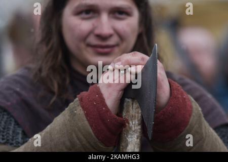 Eine Szene aus der Vorbereitung vor der Reenactment von Rekawka, ein Festival jedes Jahr am Dienstag nach Ostern, auf dem Krakushügel in Krakau gefeiert, ursprünglich in Bezug auf die slawische Tradition des Frühlings Dziady. Am Dienstag, den 18. April 2017, in Krakau, Polen. Foto von Artur Widak *** Bitte nutzen Sie die Gutschrift aus dem Kreditfeld *** Stockfoto