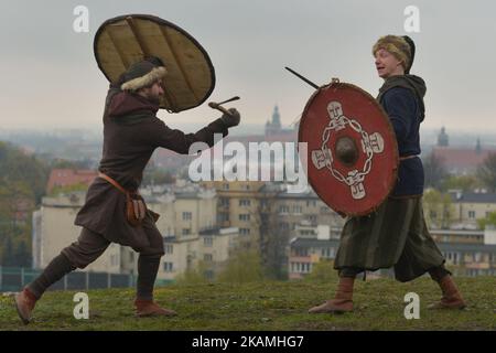 Eine Szene aus der Vorbereitung vor der Reenactment von Rekawka, ein Festival jedes Jahr am Dienstag nach Ostern, auf dem Krakushügel in Krakau gefeiert, ursprünglich in Bezug auf die slawische Tradition des Frühlings Dziady. Am Dienstag, den 18. April 2017, in Krakau, Polen. Foto von Artur Widak *** Bitte nutzen Sie die Gutschrift aus dem Kreditfeld *** Stockfoto