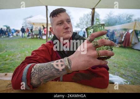 Eine Szene aus der Vorbereitung vor der Reenactment von Rekawka, ein Festival jedes Jahr am Dienstag nach Ostern, auf dem Krakushügel in Krakau gefeiert, ursprünglich in Bezug auf die slawische Tradition des Frühlings Dziady. Am Dienstag, den 18. April 2017, in Krakau, Polen. Foto von Artur Widak *** Bitte nutzen Sie die Gutschrift aus dem Kreditfeld *** Stockfoto