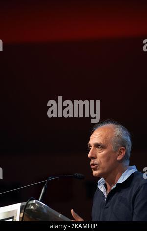 Philippe Poutou, Vorsitzender der linksextremen Partei der NPA (Nouveau Partiti Anticapitaliste ie New Anticapitalist Party) hält eine Rede in Toulouse. Er ist einer der 11 Kandidaten für die französische Präsidentschaftswahl 1.. Er wurde berühmt, als er während einer Fernsehdebatte gegenüber der rechtsextremen Kandidatin Marine Le Pen sagte: „ Wir haben keine Immunität der Arbeitnehmer!“ In einem Hinweis auf die Weigerung von Marine Le Pen, zu einer Polizeibenachrichtigung zu gehen. Toulouse. Frankreich. April 18. 2017. (Foto von Alain Pitton/NurPhoto) *** Bitte nutzen Sie die Gutschrift aus dem Kreditfeld *** Stockfoto