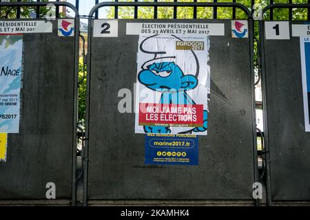 Plakate der Kandidaten bei den französischen Präsidentschaftswahlen wurden am 18. April 2017, eine Woche vor der ersten Abstimmung, von Straßenkünstlern in Paris gehackt. (Foto von Michael Bunel/NurPhoto) *** Bitte nutzen Sie die Gutschrift aus dem Kreditfeld *** Stockfoto