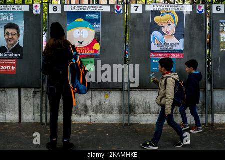 Plakate der Kandidaten bei den französischen Präsidentschaftswahlen wurden am 18. April 2017, eine Woche vor der ersten Abstimmung, von Straßenkünstlern in Paris gehackt. (Foto von Michael Bunel/NurPhoto) *** Bitte nutzen Sie die Gutschrift aus dem Kreditfeld *** Stockfoto