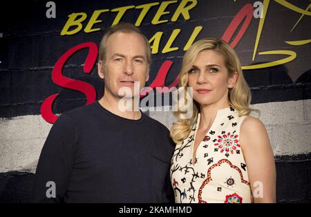 Schauspieler Bob Odenkirk und Schauspielerin Rhea Seehorn nehmen am 18. April 2017 an der Fotozelle „Better Call Saul“ im Telefonica Flagship Store in Madrid, Spanien, Teil. (Foto von COOLMedia/NurPhoto) *** Bitte nutzen Sie die Gutschrift aus dem Kreditfeld *** Stockfoto