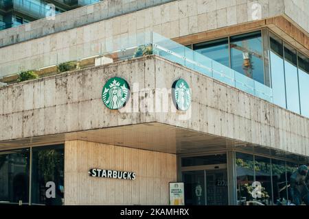 Ungarn, Budapest. 15. JUNI 2022. Foto eines Starbucks-Eingangs mit Logo und Namen auf einem Gebäude aus Budapest. Stockfoto