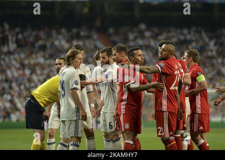 Arturo Vidal (R) reats während des UEFA Champions League Quarter Finales der zweiten Etappe zwischen Real Madrid CF und FC Bayern München im Estadio Santiago Bernabeu am 18. April 2017 in Madrid, Spanien. (Foto von Isa Saiz/NurPhoto) *** Bitte nutzen Sie die Gutschrift aus dem Kreditfeld *** Stockfoto