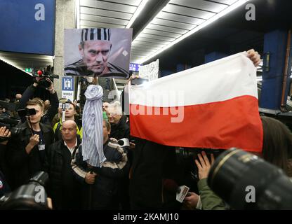 Streikposten der Gegner von Donald Tusk auf dem Hauptbahnhof in Warschau. 19. April 2017, Warschau, Polen (Foto: Krystian Dobuszynski/NurPhoto) *** Bitte benutzen Sie die Gutschrift aus dem Kreditfeld *** Stockfoto