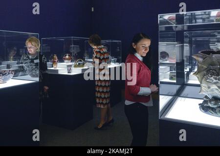 Eröffnung der Ausstellung Zsolnay mit über 100 Objekten (dekorative Keramik, Zeichnungen und architektonische Details) aus der Sammlung von Janus Pannonius Muzeum in Pecs. Dies ist die erste Präsentation der Sammlung und des Phänomens Zsolnay in Polen bis heute. Das Phänomen der Fabrik Zsolnay markiert ein wichtiges Kapitel in der Geschichte der ungarischen Jugendstilbewegung und einen wichtigen Bestandteil im Panorama der Kunst um 1900. Am Mittwoch, den 19. April 2017, im Internationalen Kulturzentrum in Krakau, Polen. Foto von Artur Widak *** Bitte benutzen Sie Credit Fie Stockfoto