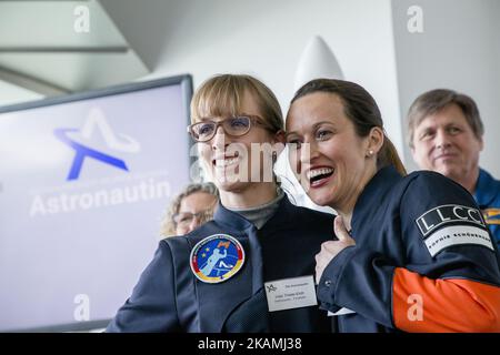 Nicola Baumann (R) und Insa Thiele-Eich (L) posieren für die Fotografen, nachdem sie am 19. April 2017 als nächste deutsche Astronautin in Berlin nominiert wurden. Sie wurden aus über 400 ersten Kandidaten ausgewählt und einer von ihnen wird 2020 zur ISS-Raumstation fliegen. (Foto von Emmanuele Contini/NurPhoto) *** Bitte benutzen Sie die Gutschrift aus dem Kreditfeld *** Stockfoto