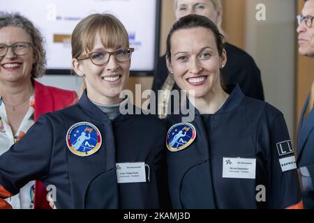 Nicola Baumann (R) und Insa Thiele-Eich (L) posieren für die Fotografen, nachdem sie am 19. April 2017 als nächste deutsche Astronautin in Berlin nominiert wurden. Sie wurden aus über 400 ersten Kandidaten ausgewählt und einer von ihnen wird 2020 zur ISS-Raumstation fliegen. (Foto von Emmanuele Contini/NurPhoto) *** Bitte benutzen Sie die Gutschrift aus dem Kreditfeld *** Stockfoto