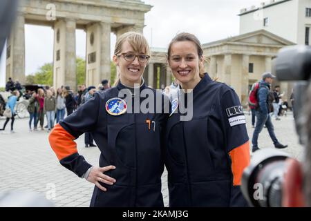 Nicola Baumann (R) und Insa Thiele-Eich (L) posieren für ein Bild vor dem Brandenburger Tor, nachdem sie am 19. April 2017 als nächste deutsche Astronauten-Frau in Berlin nominiert wurden. Sie wurden aus über 400 ersten Kandidaten ausgewählt und einer von ihnen wird 2020 zur ISS-Raumstation fliegen. (Foto von Emmanuele Contini/NurPhoto) *** Bitte benutzen Sie die Gutschrift aus dem Kreditfeld *** Stockfoto