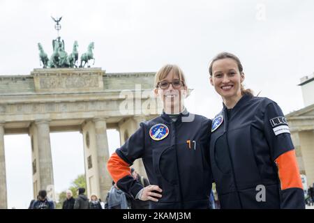 Nicola Baumann (R) und Insa Thiele-Eich (L) posieren für ein Bild vor dem Brandenburger Tor, nachdem sie am 19. April 2017 als nächste deutsche Astronauten-Frau in Berlin nominiert wurden. Sie wurden aus über 400 ersten Kandidaten ausgewählt und einer von ihnen wird 2020 zur ISS-Raumstation fliegen. (Foto von Emmanuele Contini/NurPhoto) *** Bitte benutzen Sie die Gutschrift aus dem Kreditfeld *** Stockfoto