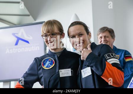 Nicola Baumann (R) und Insa Thiele-Eich (L) posieren für die Fotografen, nachdem sie am 19. April 2017 als nächste deutsche Astronautin in Berlin nominiert wurden. Sie wurden aus über 400 ersten Kandidaten ausgewählt und einer von ihnen wird 2020 zur ISS-Raumstation fliegen. (Foto von Emmanuele Contini/NurPhoto) *** Bitte benutzen Sie die Gutschrift aus dem Kreditfeld *** Stockfoto