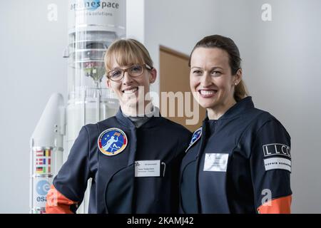 Nicola Baumann (R) und Insa Thiele-Eich (L) posieren für die Fotografen, nachdem sie am 19. April 2017 als nächste deutsche Astronautin in Berlin nominiert wurden. Sie wurden aus über 400 ersten Kandidaten ausgewählt und einer von ihnen wird 2020 zur ISS-Raumstation fliegen. (Foto von Emmanuele Contini/NurPhoto) *** Bitte benutzen Sie die Gutschrift aus dem Kreditfeld *** Stockfoto