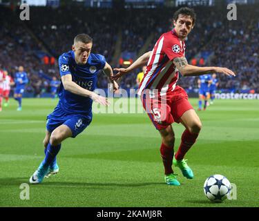 Stefan Savic von Atletico Madrid hält Jamie Vardy von Leicester City während des UEFA Champions League - Viertelfinalspiel zwischen Leicester City und Atletico Madrid im King Power Stadium, Leicester, 18. April 2017 (Foto: Kieran Galvin/NurPhoto) *** Bitte benutzen Sie die Gutschrift aus dem Credit Field *** Stockfoto