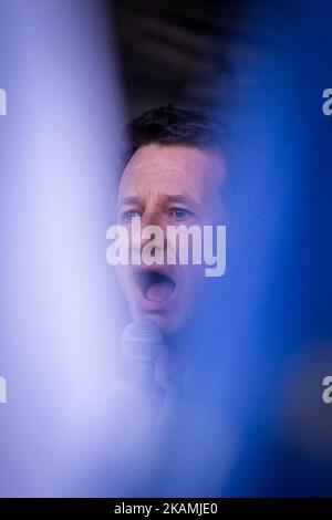 Yannick Jadot nimmt am 19. April 2017 in Paris, Frankreich, am politischen Treffpunkt der französischen Sozialistischen Partei, dem Präsidentschaftskandidaten Benoit Hamon, Teil. Tausende von Anhängern versammelten sich am Place de la Republique, um Benoit Hamon nur 4 Tage vor der ersten Runde der Präsidentschaftswahlen in Frankreich sprechen zu hören. (Foto von Julien Mattia/NurPhoto) *** Bitte nutzen Sie die Gutschrift aus dem Kreditfeld *** Stockfoto