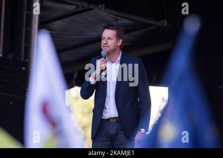 Yannick Jadot nimmt am 19. April 2017 in Paris, Frankreich, am politischen Treffpunkt der französischen Sozialistischen Partei, dem Präsidentschaftskandidaten Benoit Hamon, Teil. Tausende von Anhängern versammelten sich am Place de la Republique, um Benoit Hamon nur 4 Tage vor der ersten Runde der Präsidentschaftswahlen in Frankreich sprechen zu hören. (Foto von Julien Mattia/NurPhoto) *** Bitte nutzen Sie die Gutschrift aus dem Kreditfeld *** Stockfoto