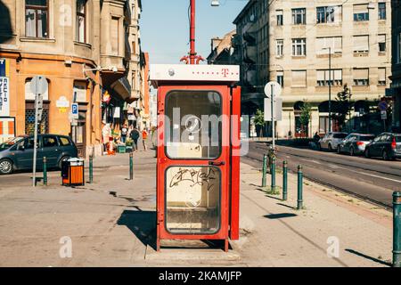 Ungarn, Budapest. 15. JUNI 2022. Alte rote Telefonzelle aus Budapester Straßen an einem sonnigen Tag. Stockfoto