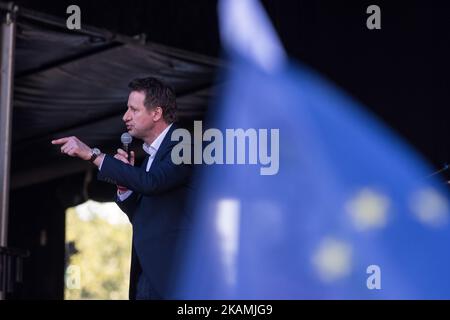 Yannick Jadot nimmt am 19. April 2017 in Paris, Frankreich, am politischen Treffpunkt der französischen Sozialistischen Partei, dem Präsidentschaftskandidaten Benoit Hamon, Teil. Tausende von Anhängern versammelten sich am Place de la Republique, um Benoit Hamon nur 4 Tage vor der ersten Runde der Präsidentschaftswahlen in Frankreich sprechen zu hören. (Foto von Julien Mattia/NurPhoto) *** Bitte nutzen Sie die Gutschrift aus dem Kreditfeld *** Stockfoto