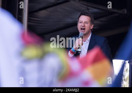 Yannick Jadot nimmt am 19. April 2017 in Paris, Frankreich, am politischen Treffpunkt der französischen Sozialistischen Partei, dem Präsidentschaftskandidaten Benoit Hamon, Teil. Tausende von Anhängern versammelten sich am Place de la Republique, um Benoit Hamon nur 4 Tage vor der ersten Runde der Präsidentschaftswahlen in Frankreich sprechen zu hören. (Foto von Julien Mattia/NurPhoto) *** Bitte nutzen Sie die Gutschrift aus dem Kreditfeld *** Stockfoto