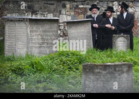 Touristen und Pilger aus Israel auf dem Friedhof der Gedenksynagoge, da viele Menschen aus der ganzen Welt einige Tage vor dem Internationalen Marsch des Lebens, der am 24.. April am Yom HaShoah - dem Holocaust-Gedenktag - stattfindet, in die Umgebung von Krakau eintreffen, Ein 3 Kilometer langer Spaziergang von Auschwitz nach Birkenau als stille Hommage an alle Opfer des Holocaust. Am Donnerstag, den 20. April 2017, in Krakau, Polen. (Foto von Artur Widak/NurPhoto) *** Bitte nutzen Sie die Gutschrift aus dem Kreditfeld *** Stockfoto