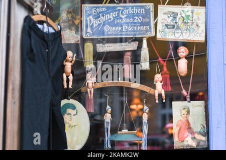 Ein Blick auf das Fenster des 'Old Shop' in Kazimierz. Am Donnerstag, den 20. April 2017, in Krakau, Polen. (Foto von Artur Widak/NurPhoto) *** Bitte nutzen Sie die Gutschrift aus dem Kreditfeld *** Stockfoto